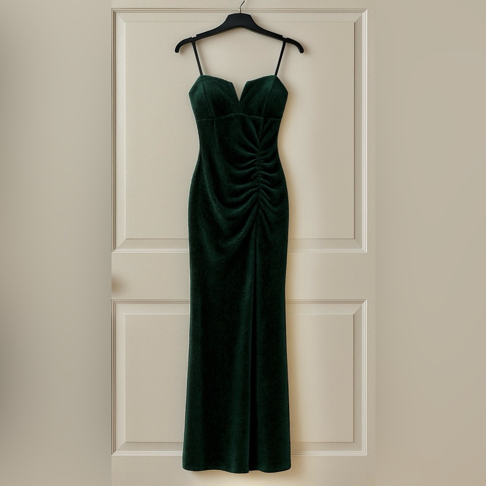 Emerald Green Velvet Evening Gown – Elegant & Timeless
